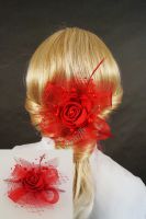 Ozdoba do włosów stroik czerwony kwiat z koralikami, woalką i krynoliną.