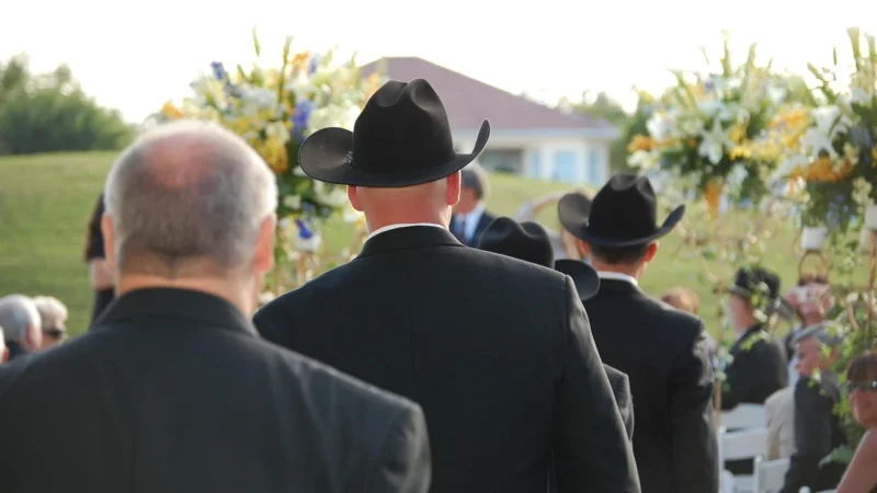 Jak nosić kapelusz na ślubie – poradnik etykiety