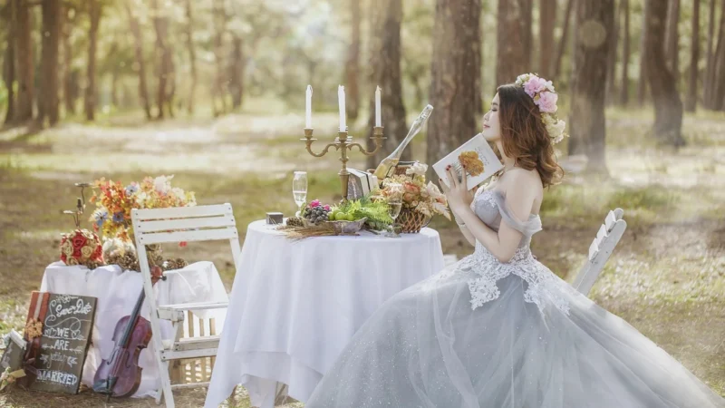 Tkaniny metaliczne w dekoracjach ślubnych – glamour